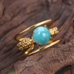 טבעת פתוחה אלגנטית מפלדת אל-חלד בגוון זהוב עם מרכז טורקיז גיאומטרי - תכשיטי יוקרה מינימליסטיים לנשים, אידיאליים למסיבות, אירועים ומתנות, תכשיטי חתונה