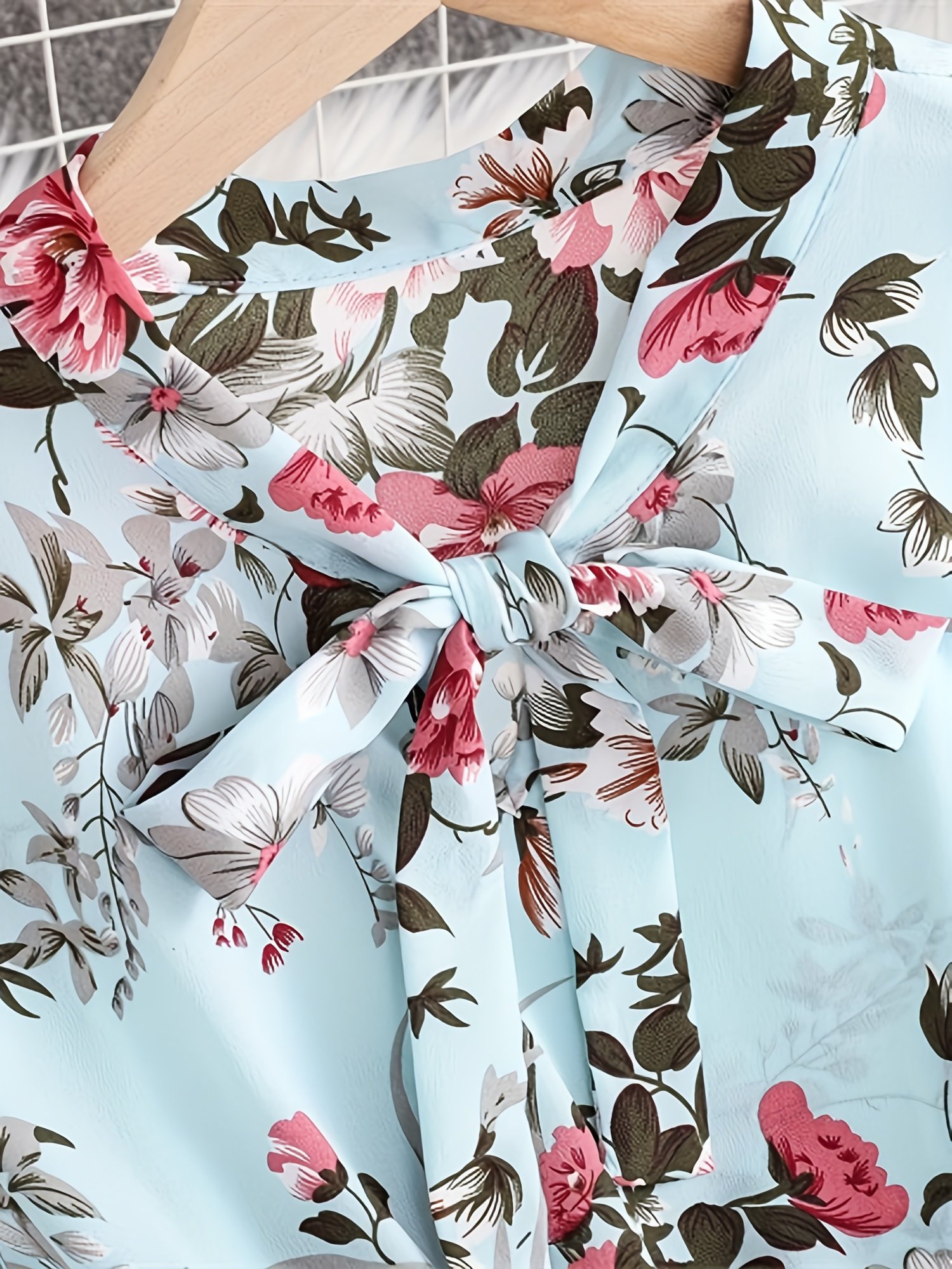 שמלת A אלגנטית לנשים עם הדפס פרחוני וצווארון פפיון - שמלת מסיבה וקז'ואל קלת משקל הניתנת לכביסה במכונה לאביב/סתיו, ורדים ורודים על תכלת, גזרה מובנית שאינה נמתחת, שמלות חמודות, בגדי סתיו, בד לא נמתח - Image 3