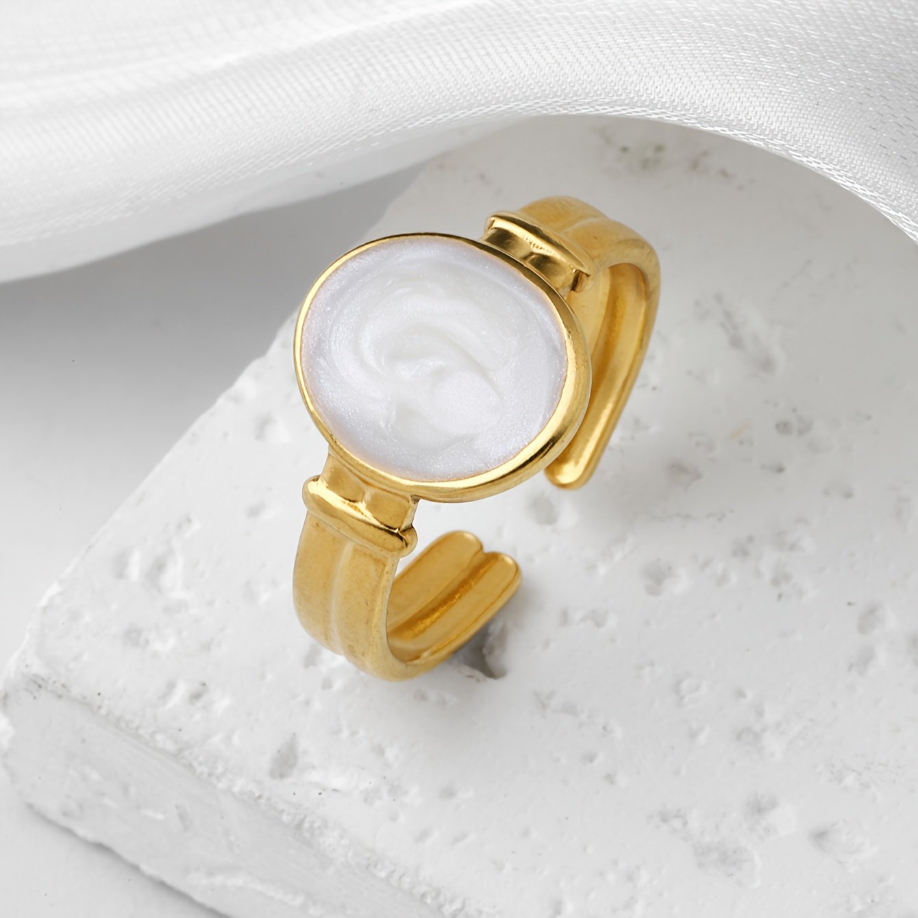 טבעת עיצוב אליפסה מזוגגת, אופנתית, מהודרת, טרנדית, חמודה, קלילה, יוקרתית, מינימליסטית, רטרו, אלגנטית ורב-תכליתית, זמינה בצבעים לבן פנינה, שחור פנינה, אדום פנינה וכחול פנינה. מתאימה לענידה יומיומית על ידי גברים ונשים כאחד, משלימה תלבושות לעבודה, לימודים, דייטים, מסיבות, אירועים וחופשות יומיומיות. זוהי גם מתנה נהדרת ליום האהבה, ראש השנה וחגים שונים. - Image 3