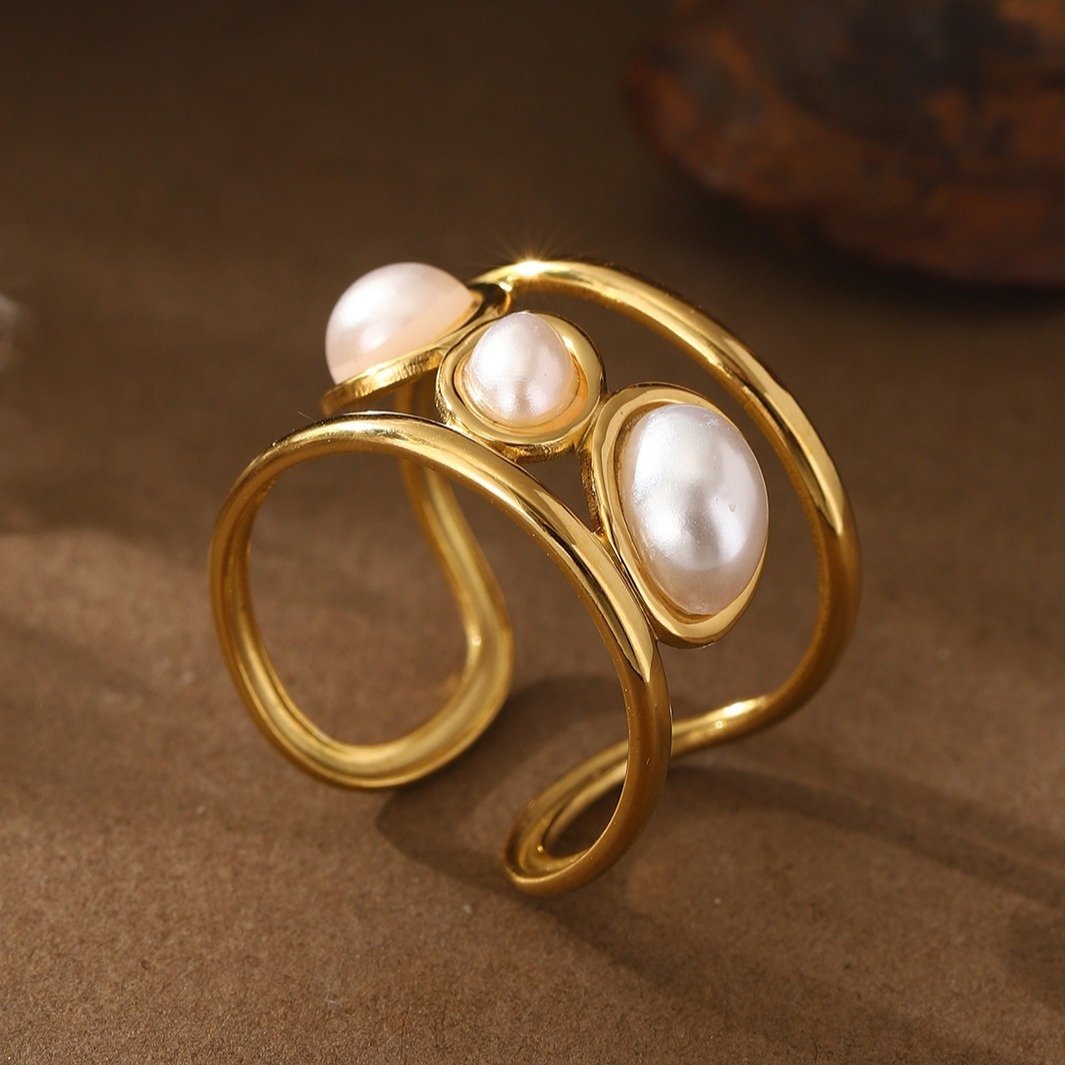 טבעת נירוסטה מתכווננת אלגנטית לנשים בגוון זהוב עם שלישיית פניני חיקוי - מושלמת למסיבות, מתנות ליום האהבה ולרמדאן, טבעת רב-תכליתית | טבעת בסגנון וינטג' | גימור יוקרתי - Image 7