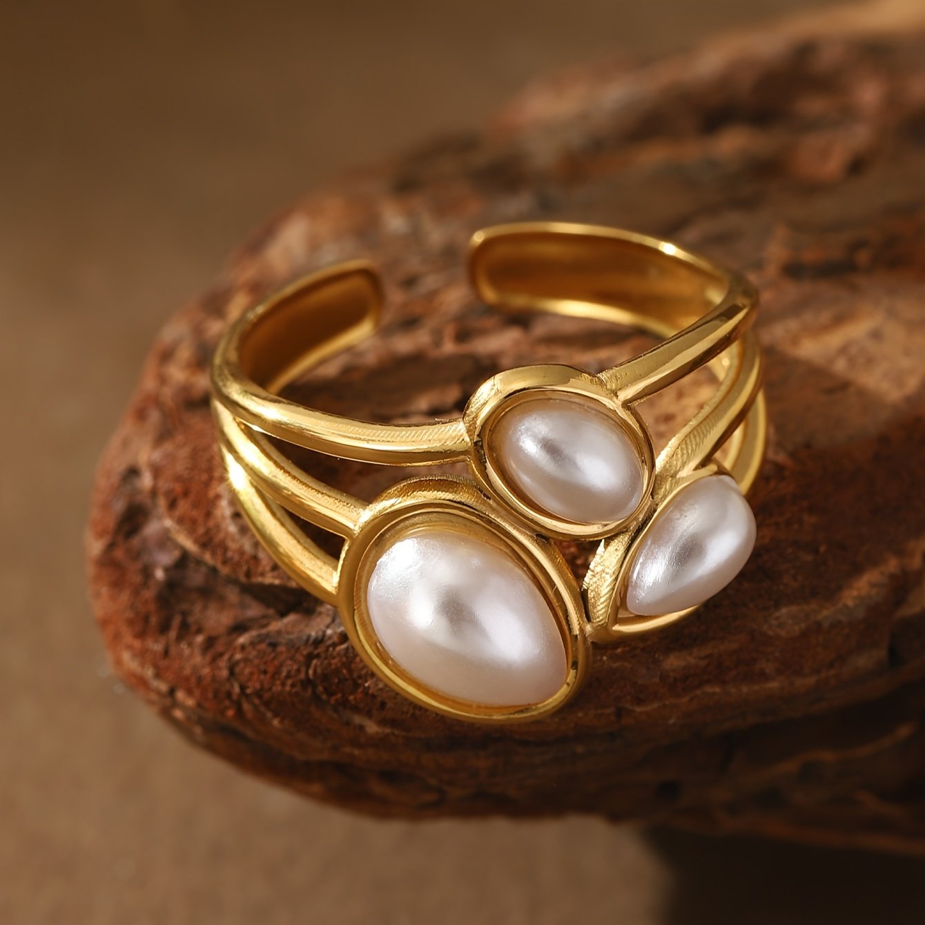 ⁦טבעת גיאומטרית אחת לנשים מפלדת אל-חלד עם 3 פניני חיקוי - טבעת יוקרתית בסגנון רטרו אלגנטי לחתונות וללבוש יומיומי⁩ – תמונה ⁦8⁩