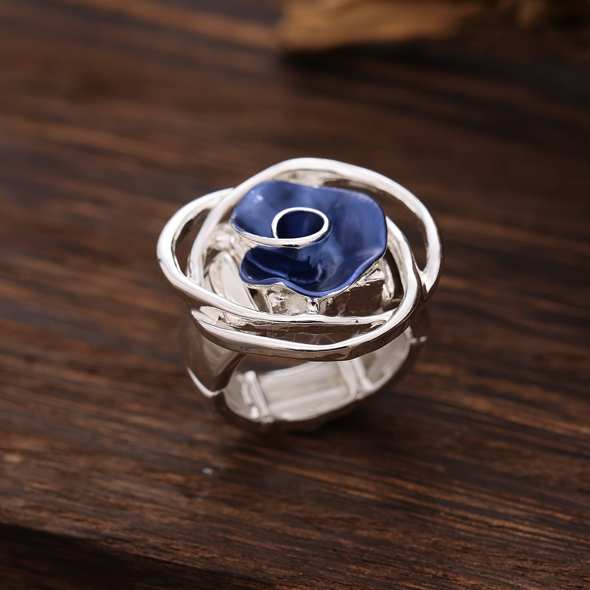 A new type of creative rose ring, made of high-quality alloy with adjustable elasticity, as a Valentine's Day gift, with a luxurious feel.