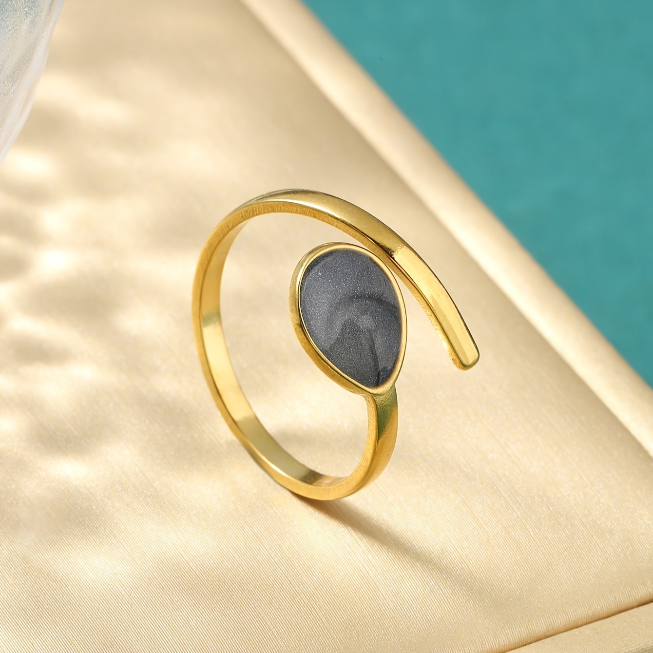 ⁦טבעת פתוחה מפלדת אל-חלד צבעונית זו עם עיצוב טיפות אמייל, אופנתית, טרנדית, מעודנת, רב-תכליתית וקלת משקל, מושלמת ללבוש יומיומי של נשים, טיולים קז'ואליים, חופשות, עבודה, לימודים, מסיבות, דייטים, או כמתנה לחגיגות יום האהבה ויום האם.⁩ – תמונה ⁦2⁩