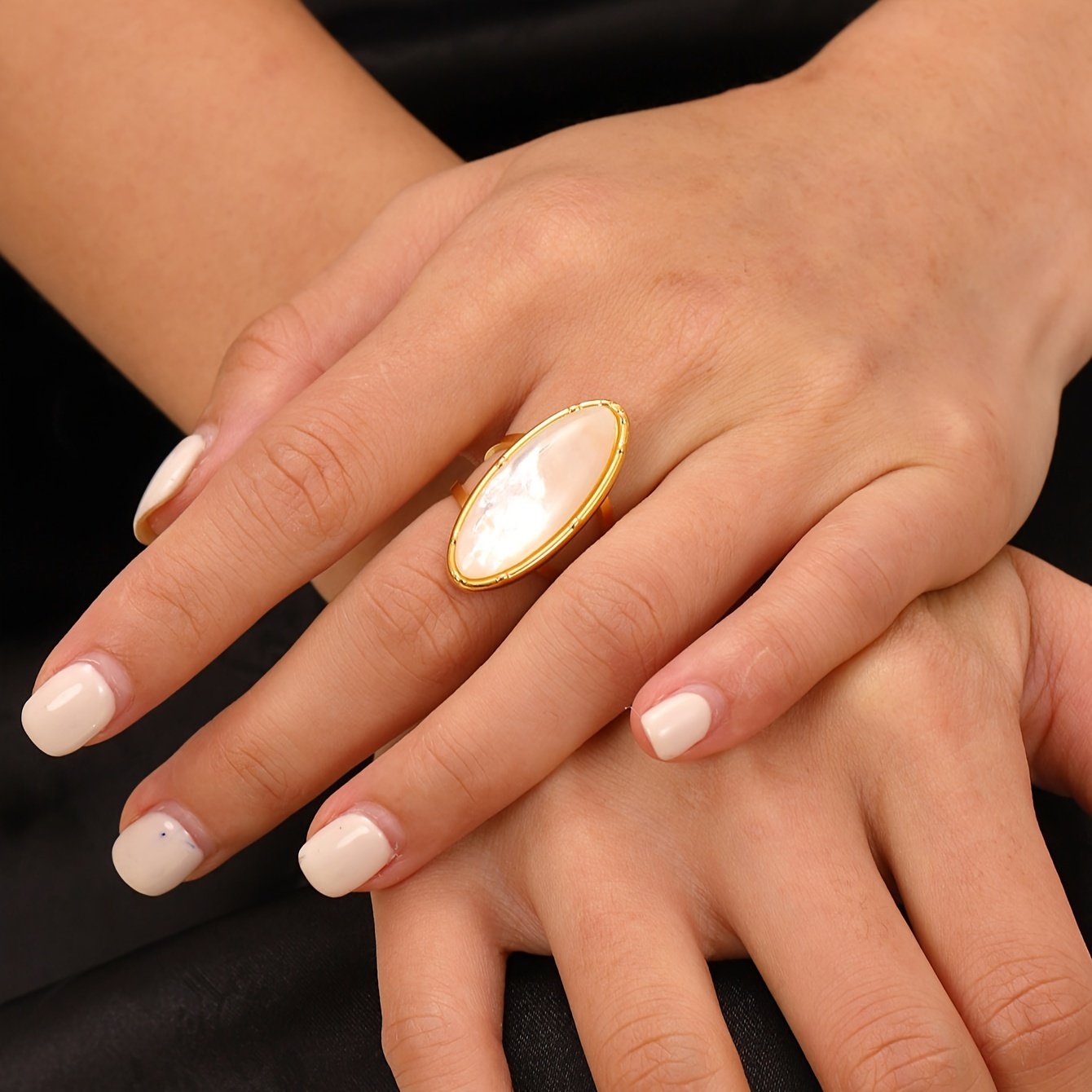 טבעת נירוסטה גיאומטרית שיקית עם שיבוץ שרף - מושלמת ללבוש יומיומי, מסיבות וחופשות - תכשיטי אופנה לנשים – תמונה 10