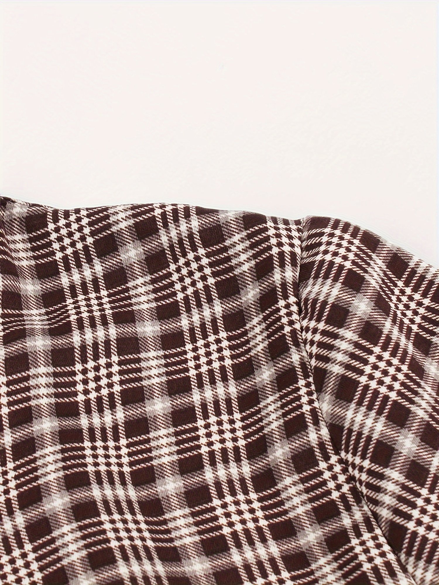 ⁦שמלת A-קו וינטג' לנשים עם הדפס חום ולבן - חצאית מתרחבת בגזרה גבוהה, שרוול עם צווארון עגול, ניתן לכביסה במכונה, ללבוש קז'ואל עד חצי רשמי כל העונה, שמלה מבד זורם⁩ – תמונה ⁦3⁩