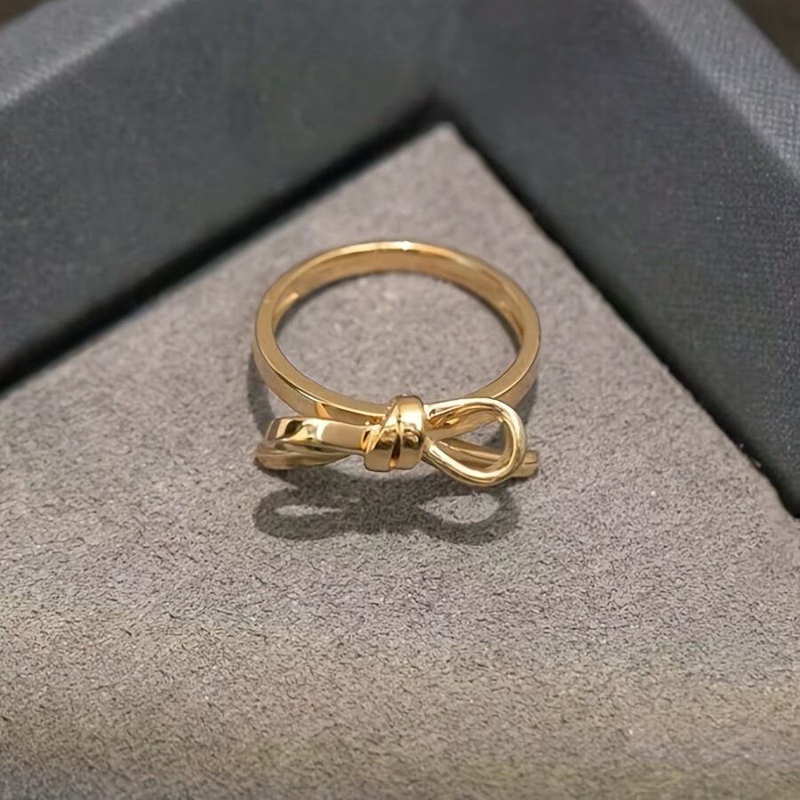 ⁦טבעת קשת אלגנטית בסגנון בוהו לנשים - סגסוגת אבץ מצופה זהב 18 קראט, עיצוב קשר סרט פשוט, מושלם ללבוש יומיומי, מתנות אירוסין, חתונה ויום נישואין, תכשיטים רב-תכליתיים | עיצוב טבעת אלגנטי | טבעת עמידה⁩ – תמונה ⁦3⁩