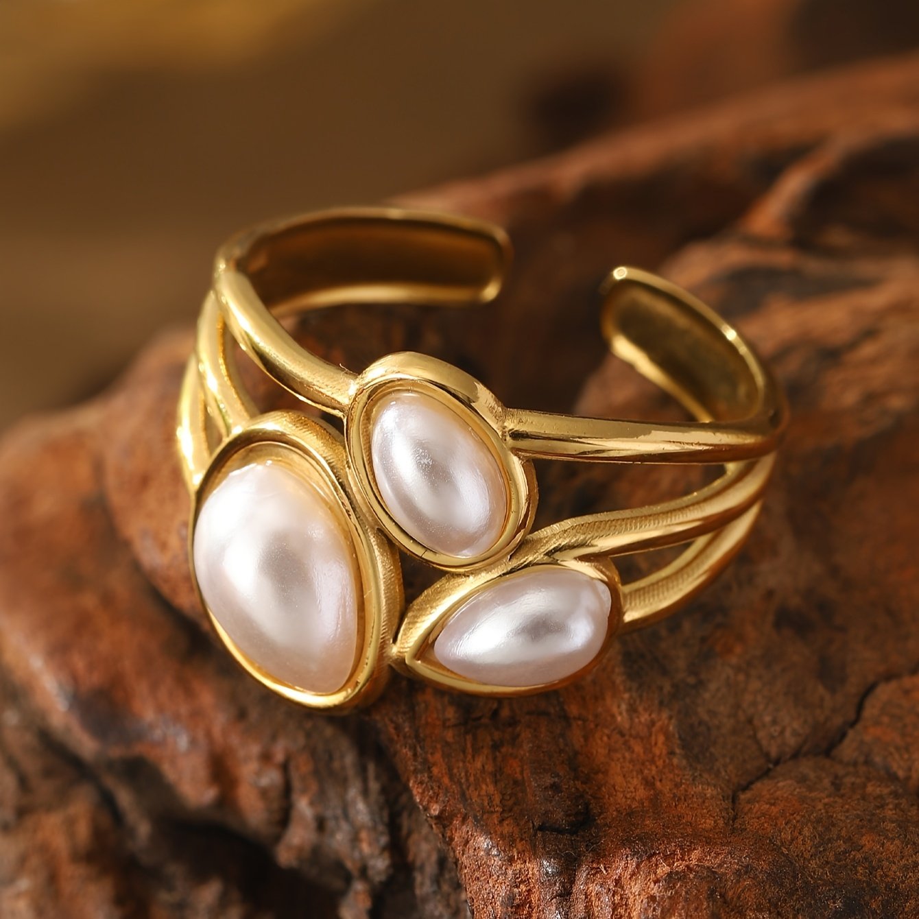 ⁦טבעת גיאומטרית אחת לנשים מפלדת אל-חלד עם 3 פניני חיקוי - טבעת יוקרתית בסגנון רטרו אלגנטי לחתונות וללבוש יומיומי⁩ – תמונה ⁦7⁩