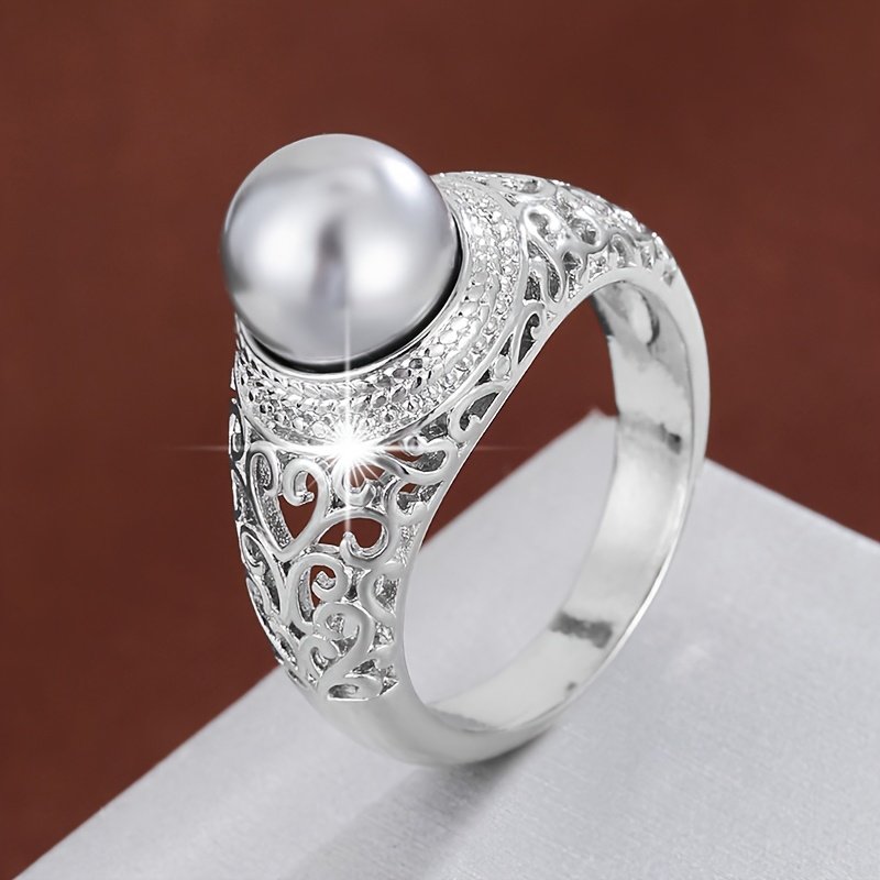 טבעת אלגנטית לנשים בעיצוב פרחוני חלול עם פנינה מלאכותית - נחושת בגוון זהוב, דוגמאות פיליגרן מורכבות, מושלמת ללבישה יומיומית או מתנה, תכשיטי מתנה | טבעת אלגנטית | גימור זהוב – תמונה 3