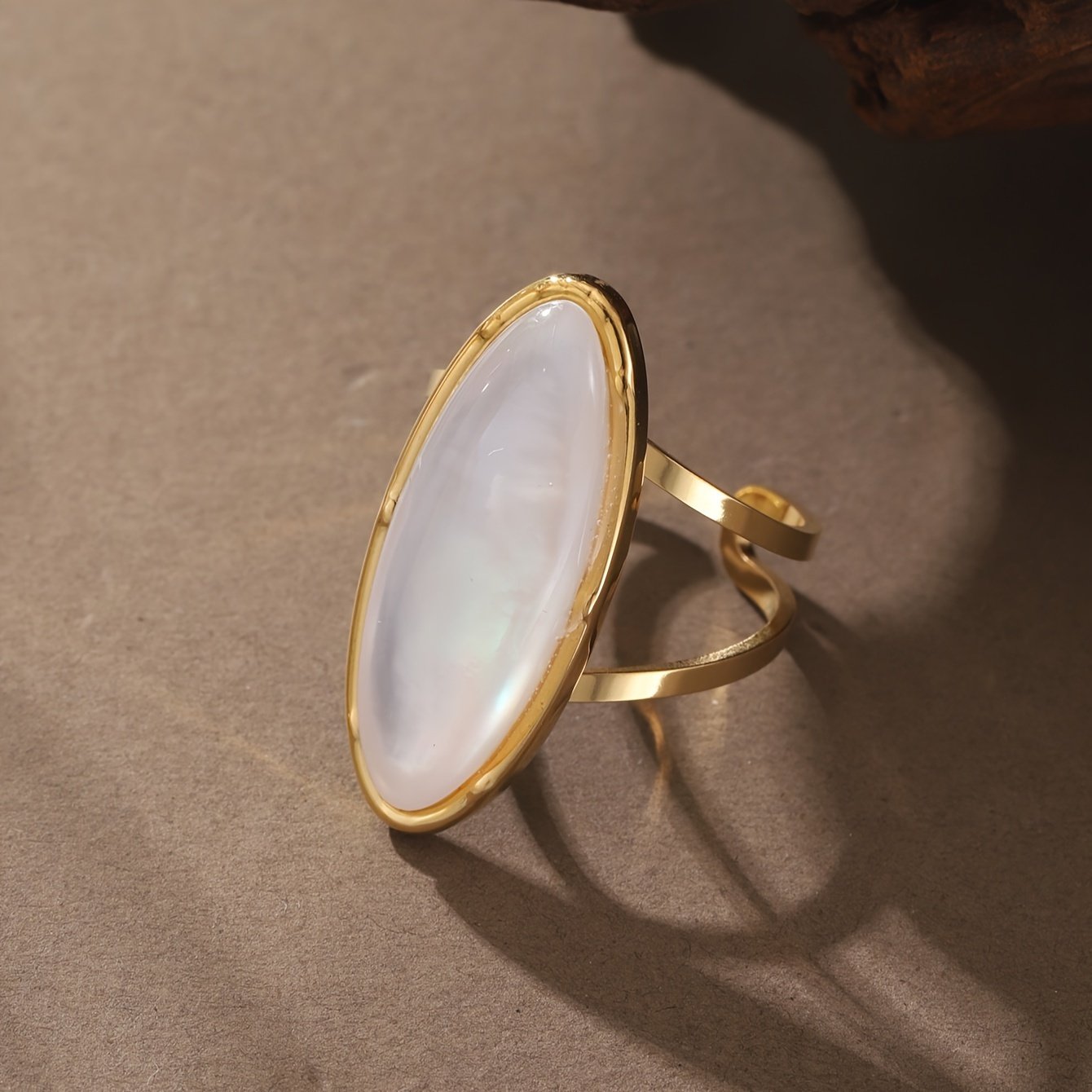 טבעת נירוסטה גיאומטרית שיקית עם שיבוץ שרף - מושלמת ללבוש יומיומי, מסיבות וחופשות - תכשיטי אופנה לנשים – תמונה 3