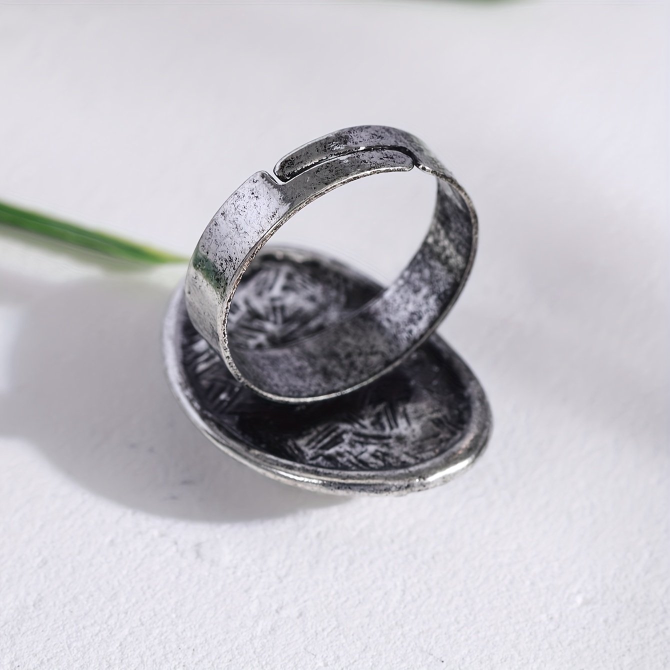 טבעת נירוסטה יחידה מהקולקציה, הכוללת טבעת אליפסה זהובה לבנה, ססגונית טבעית, משובצת בצבע לבן פנינה ושרף, אביזרים יוקרתיים בסגנון וינטג' צרפתי. העיצוב הפתוח מתכוונן ואינו דוהה, עם עיצוב פשוט ומעודן בשני סגנונות. - Image 8