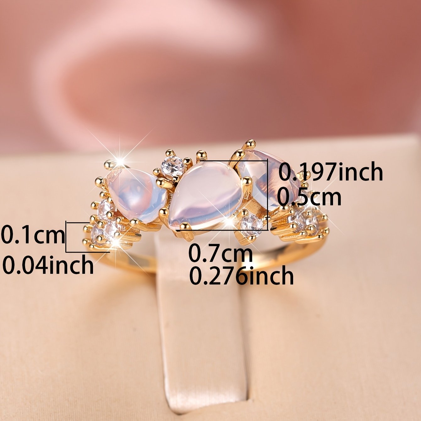 ⁦טבעת וינטג' בוהמית לנשים עם שלוש אבנים, אבן ירח סינתטית לבנה וקריסטלים, תכשיטים אלגנטיים בציפוי זהב לחתונות, יום האם, מתנת ולנטיין, לבוש יומיומי, אביזר חתונה | נגיעות נוצצות | אומנות איכותית⁩ – תמונה ⁦5⁩