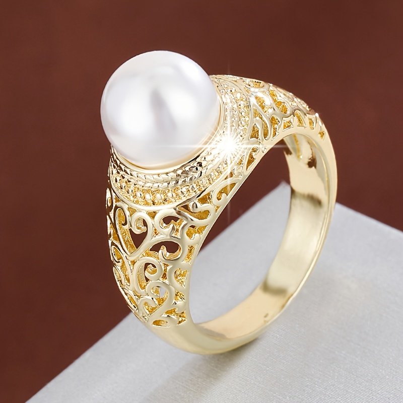 טבעת אלגנטית לנשים בעיצוב פרחוני חלול עם פנינה מלאכותית - נחושת בגוון זהוב, דוגמאות פיליגרן מורכבות, מושלמת ללבישה יומיומית או מתנה, תכשיטי מתנה | טבעת אלגנטית | גימור זהוב – תמונה 2