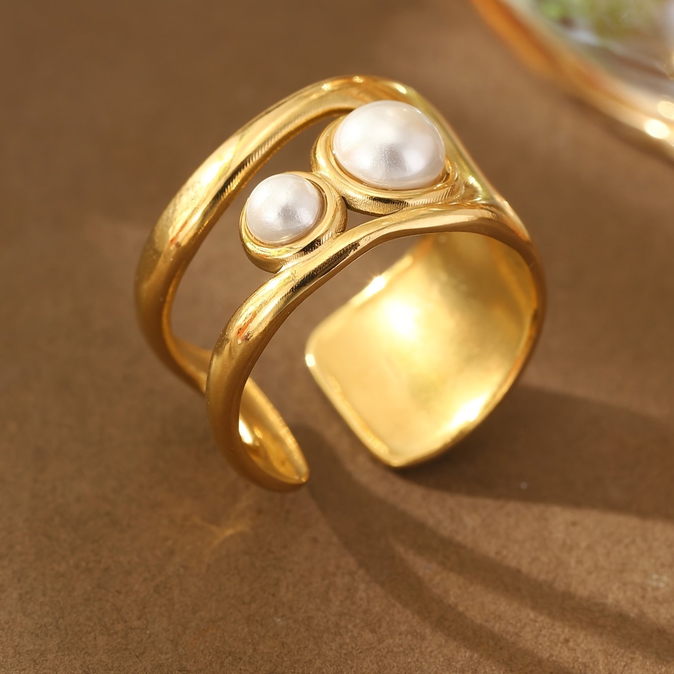 טבעת נירוסטה מתכווננת אלגנטית לנשים בגוון זהוב עם שלישיית פניני חיקוי - מושלמת למסיבות, מתנות ליום האהבה ולרמדאן, טבעת רב-תכליתית | טבעת בסגנון וינטג' | גימור יוקרתי - Image 17