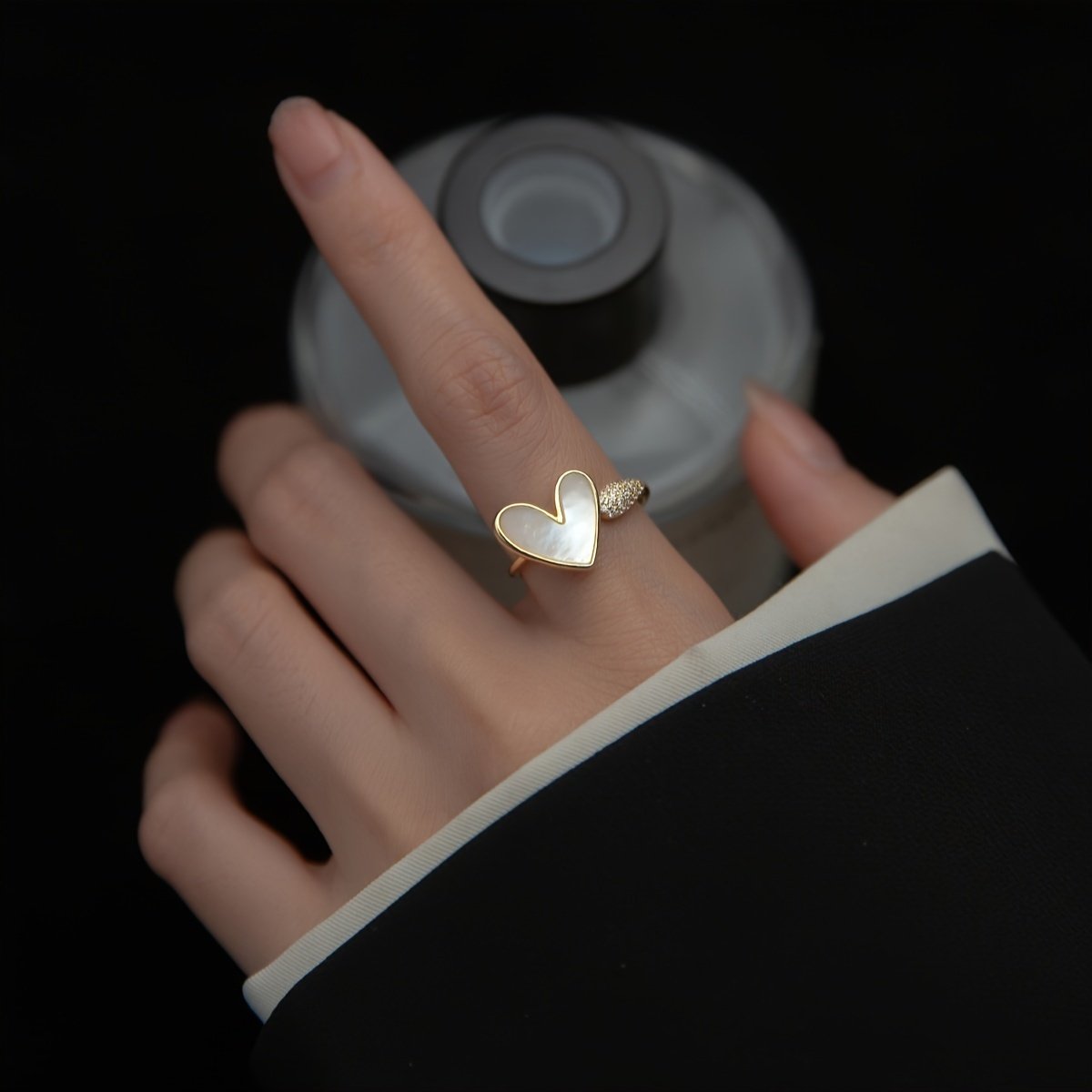 ⁦טבעת מתכווננת בצורת לב מפלדת אל-חלד לנשים, סגנון מינימליסטי אלגנטי, מושלמת ללבוש יומיומי או מסיבות⁩ – תמונה ⁦3⁩