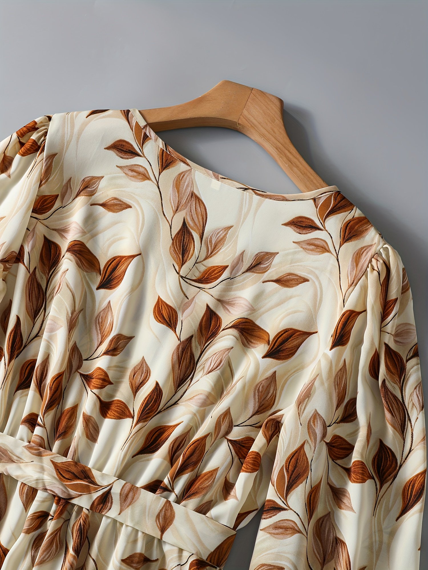 שמלה פרחונית אלגנטית עם צווארון V, מותן גבוה וקשירה במותניים - שרוולים ארוכים, חצאית A-גזרה זורמת, דוגמת עלים בצבע חום ובז', מושלמת לאביב/סתיו, אופנת נשים למבוגרים, שמלה פרחונית – תמונה 4