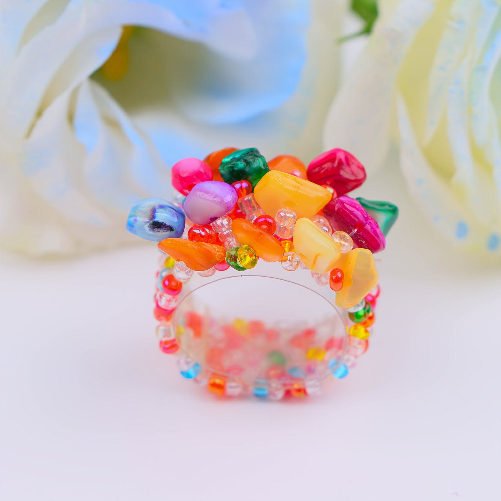 טבעת אלסטית בעבודת יד בוהמית אחת עם חרוזי אורז צבעוניים ואבן כתושה - תכשיטים בסגנון אתני תוסס לנשים, מושלמים למסיבות, חופשות וללבוש יומיומי, מתאים לגברים ולנשים כאחד – תמונה 3