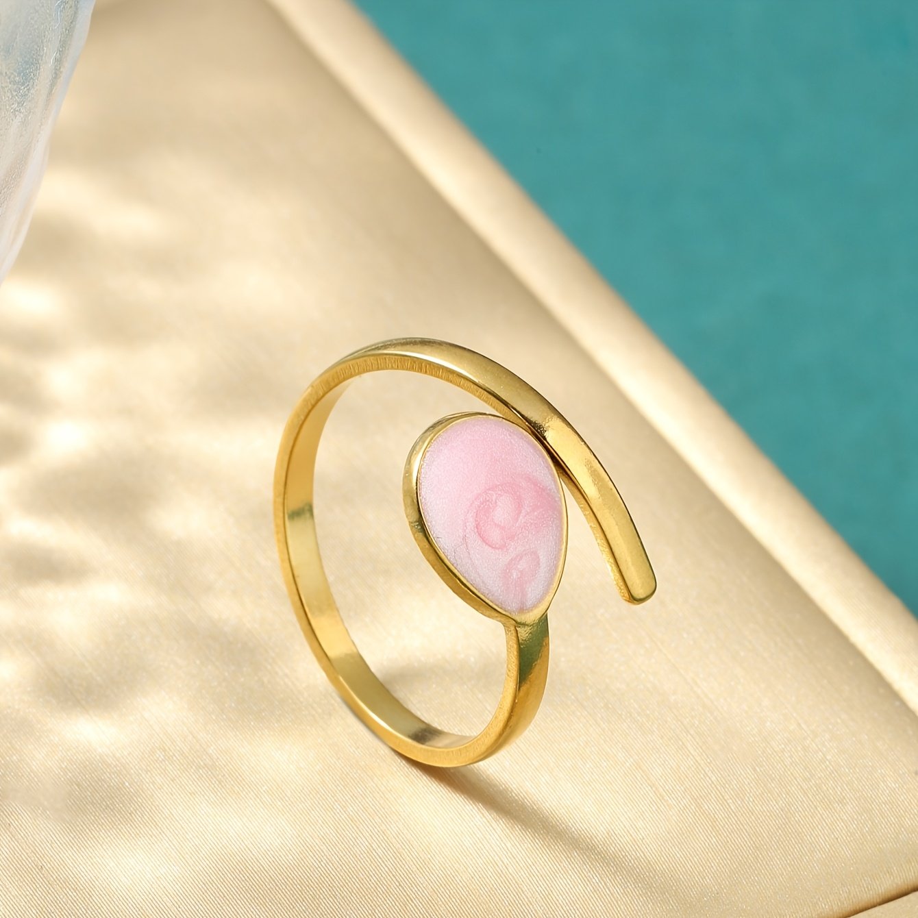 ⁦טבעת פתוחה מפלדת אל-חלד צבעונית זו עם עיצוב טיפות אמייל, אופנתית, טרנדית, מעודנת, רב-תכליתית וקלת משקל, מושלמת ללבוש יומיומי של נשים, טיולים קז'ואליים, חופשות, עבודה, לימודים, מסיבות, דייטים, או כמתנה לחגיגות יום האהבה ויום האם.⁩ – תמונה ⁦6⁩