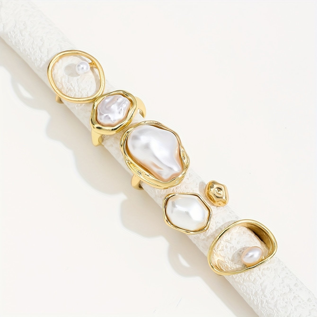 סט טבעות פנינה מלאכותית מלוטשת בעבודת יד מסגסוגת 5 יחידות: טבעות מוגזמות אלגנטיות, מסוגננות וסקסיות ללבישה יומיומית, מסיבות חופשה, חתונות או הענקת מתנות – תמונה 5