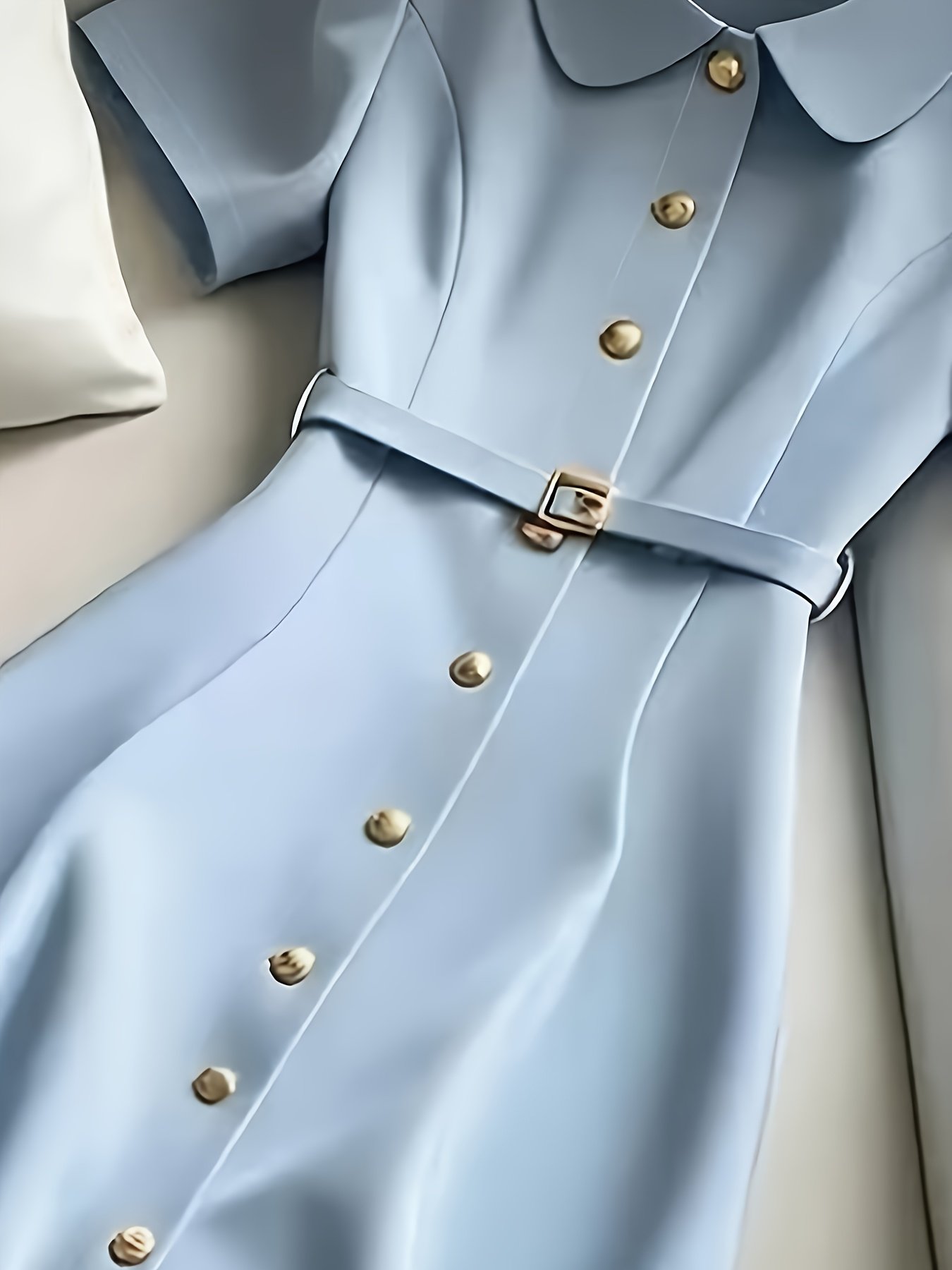 ⁦שמלת חולצה תכלת אלגנטית לנשים - שרוולים קצרים אופנתי, צווארון מכופתר, גזרה זורמת, מושלמת לסתיו/חורף, לבוש יומיומי עד רשמי, לבוש יומיומי | שמלה מכופתרת | מרקם מבריק⁩ – תמונה ⁦2⁩