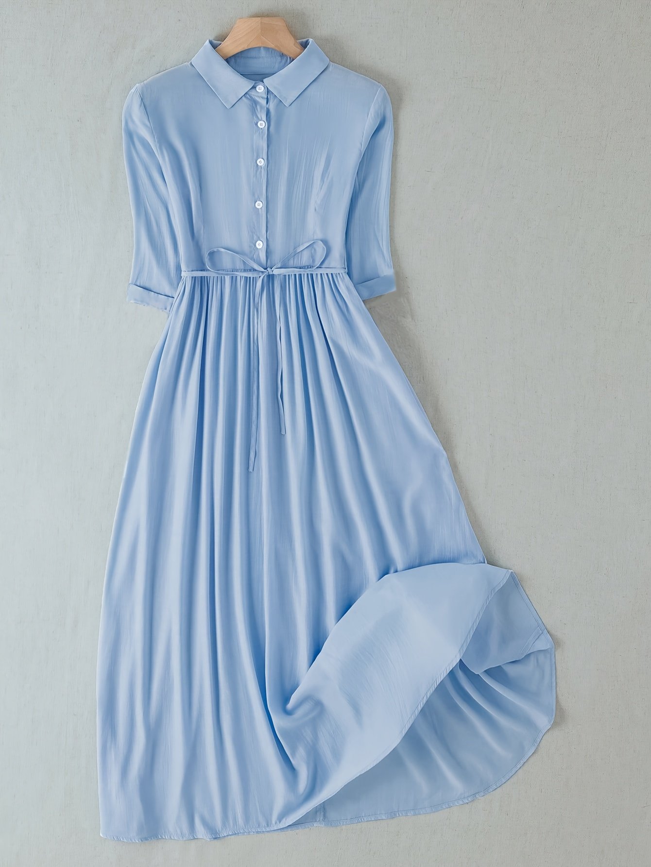 שמלה קז'ואלית בצבע תכלת לנשים עם כפתורים מלפנים, קשירה מתכווננת במותן ושרוולים קצרים - חצאית קפלים בגזרת A, גזרה רחבה, שמלת קיץ ניתנת לכביסה במכונה לטיולי אביב/קיץ