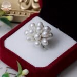 [קסם רומנטי] טבעת פרח פניני מים מתוקים אלגנטית בעבודת יד - עיצוב ייחודי בהשראת וינטג' עם פנינים לבנות נוצצות - אידיאלית להצעות נישואין ליום האהבה ואלגנטיות יומיומית