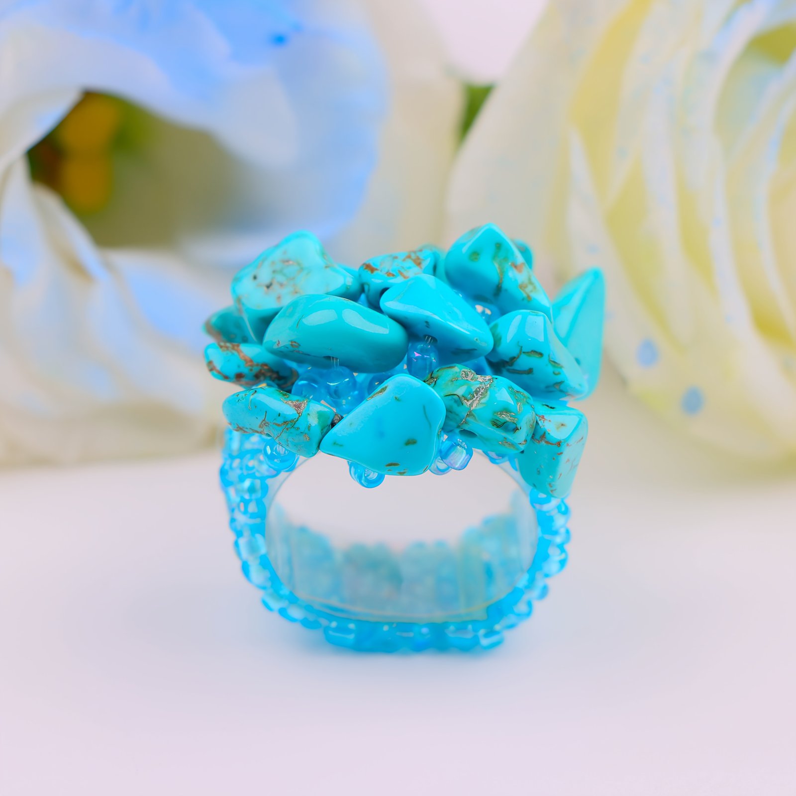 טבעת אלסטית בעבודת יד בוהמית אחת עם חרוזי אורז צבעוניים ואבן כתושה - תכשיטים בסגנון אתני תוסס לנשים, מושלמים למסיבות, חופשות וללבוש יומיומי, מתאים לגברים ולנשים כאחד – תמונה 9