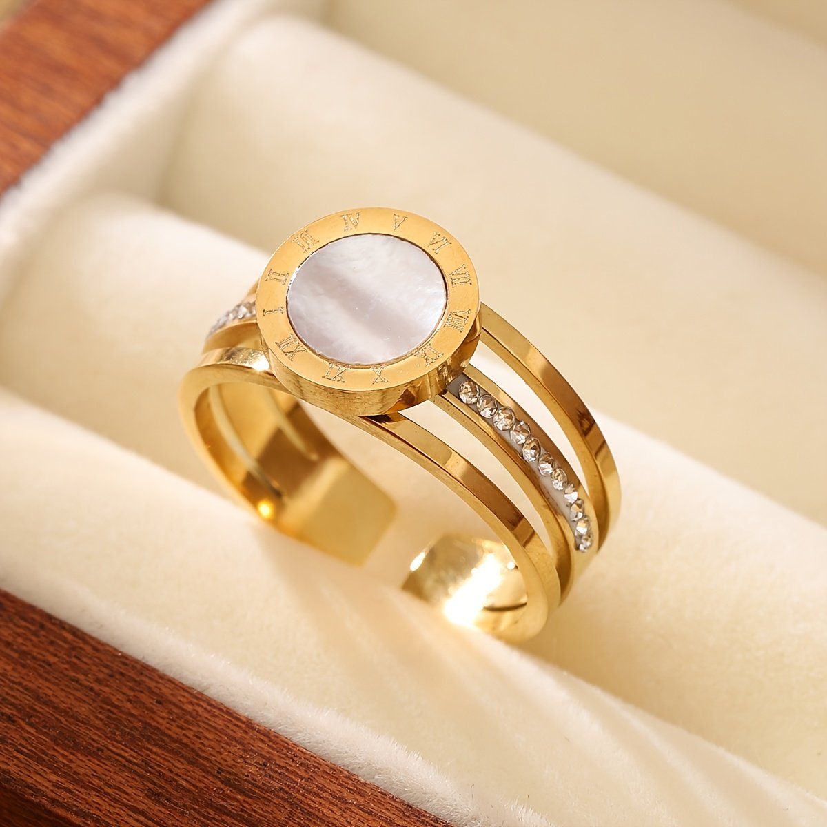 טבעת נירוסטה מתכווננת אלגנטית לנשים בגוון זהוב עם שלישיית פניני חיקוי - מושלמת למסיבות, מתנות ליום האהבה ולרמדאן, טבעת רב-תכליתית | טבעת בסגנון וינטג' | גימור יוקרתי - Image 16