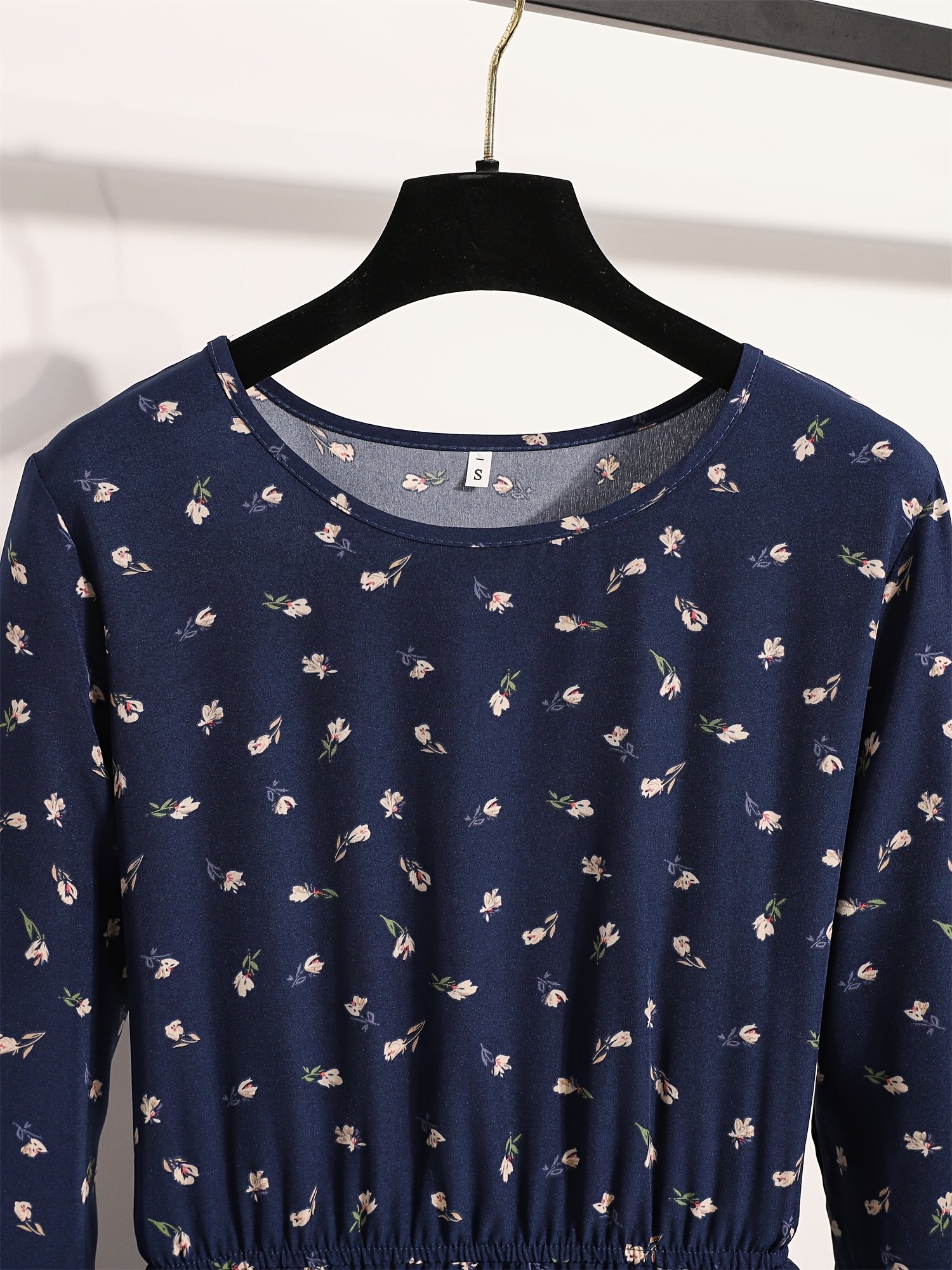 ⁦שמלת A-קו אלגנטית בצבע כחול כהה לנשים עם הדפס פרחוני - שרוולים ארוכים, צווארון עגול, שוליים מתרחבים, ניתן לכביסה במכונה, לבוש למסיבות וקז'ואל לאביב/סתיו, לבוש לאירועים, בד לא שקוף⁩ – תמונה ⁦3⁩