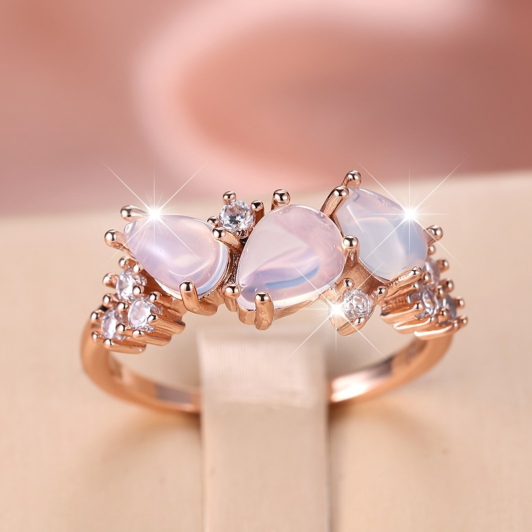 ⁦טבעת וינטג' בוהמית לנשים עם שלוש אבנים, אבן ירח סינתטית לבנה וקריסטלים, תכשיטים אלגנטיים בציפוי זהב לחתונות, יום האם, מתנת ולנטיין, לבוש יומיומי, אביזר חתונה | נגיעות נוצצות | אומנות איכותית⁩ – תמונה ⁦3⁩