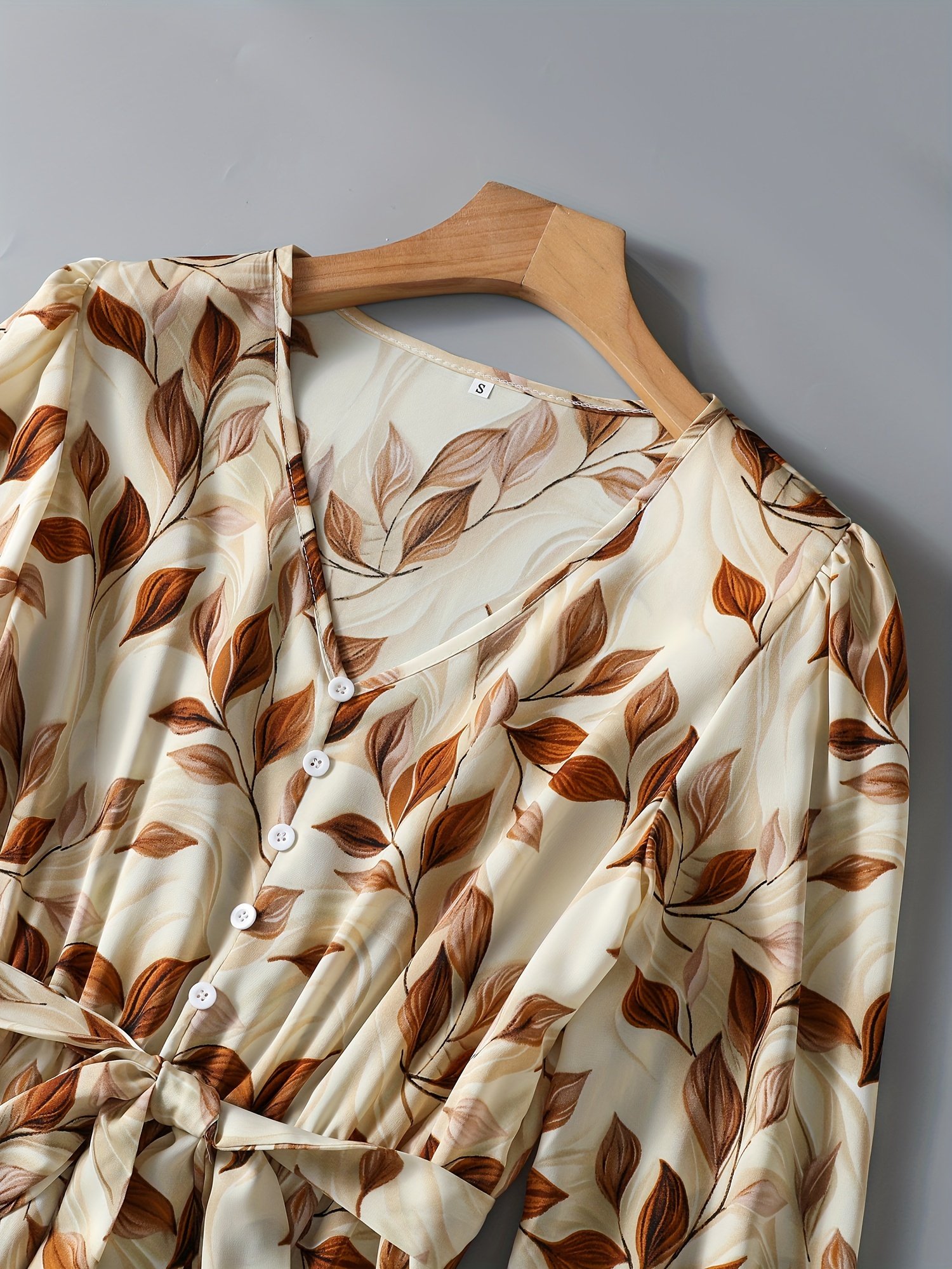 שמלה פרחונית אלגנטית עם צווארון V, מותן גבוה וקשירה במותניים - שרוולים ארוכים, חצאית A-גזרה זורמת, דוגמת עלים בצבע חום ובז', מושלמת לאביב/סתיו, אופנת נשים למבוגרים, שמלה פרחונית – תמונה 3