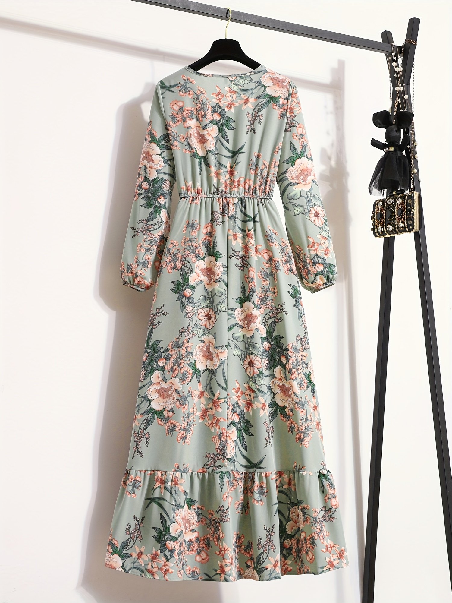 ⁦שמלה ארוכה ואלגנטית עם הדפס פרחוני לנשים - שמלת מסיבה ללא שרוולים עם צווארון עגול, קפלים בשוליים ומותן צמודות, ירוק בהיר עם פרחים ורודים ולבנים, מושלם לאירועי אביב/סתיו, שמלה פרחונית⁩ – תמונה ⁦2⁩