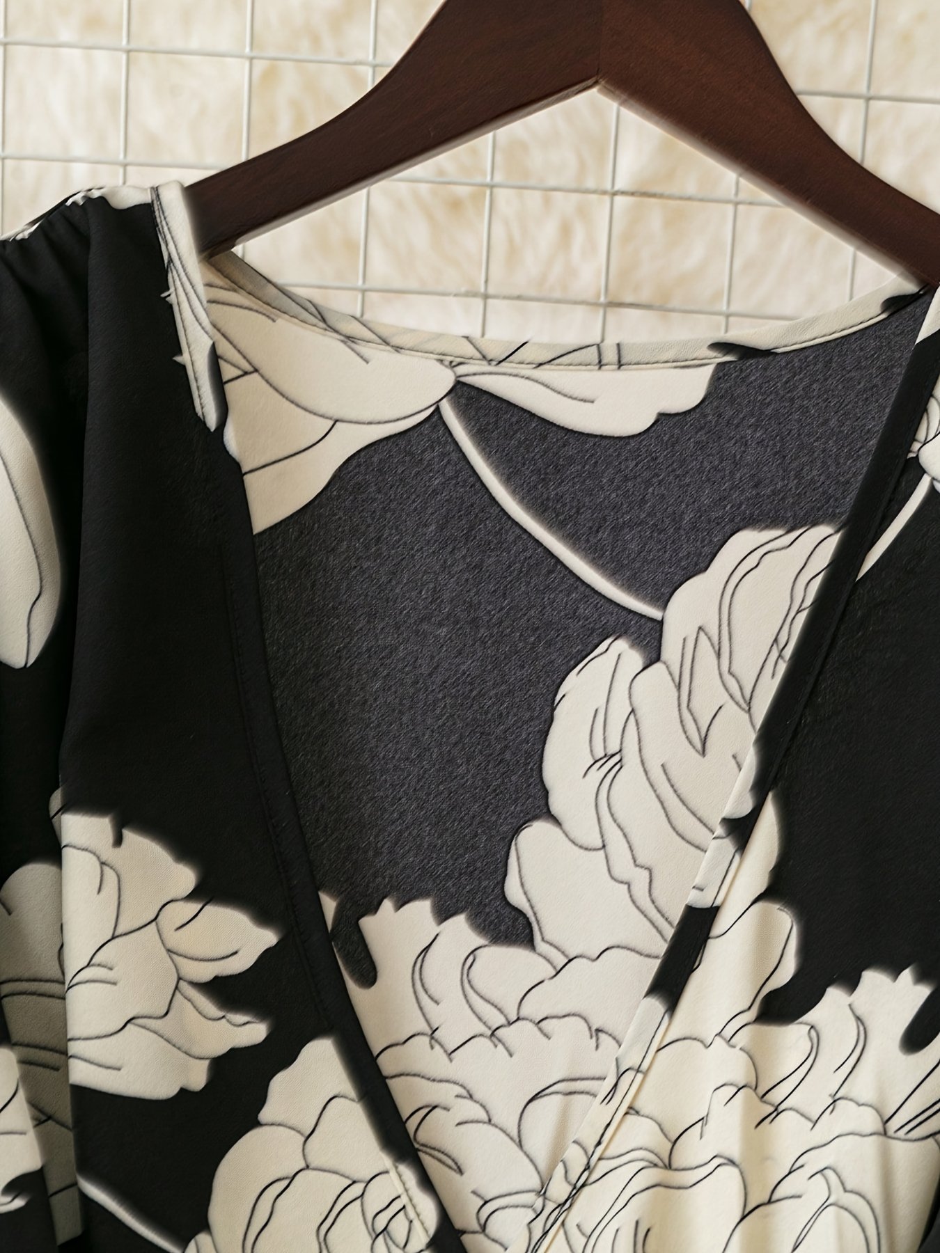 שמלת מקסי חדשה לנשים לקיץ ולסתיו עם שרוולים ארוכים, מודפסת, מחשוף מוצלב וקשירה במותניים, YT - Image 3