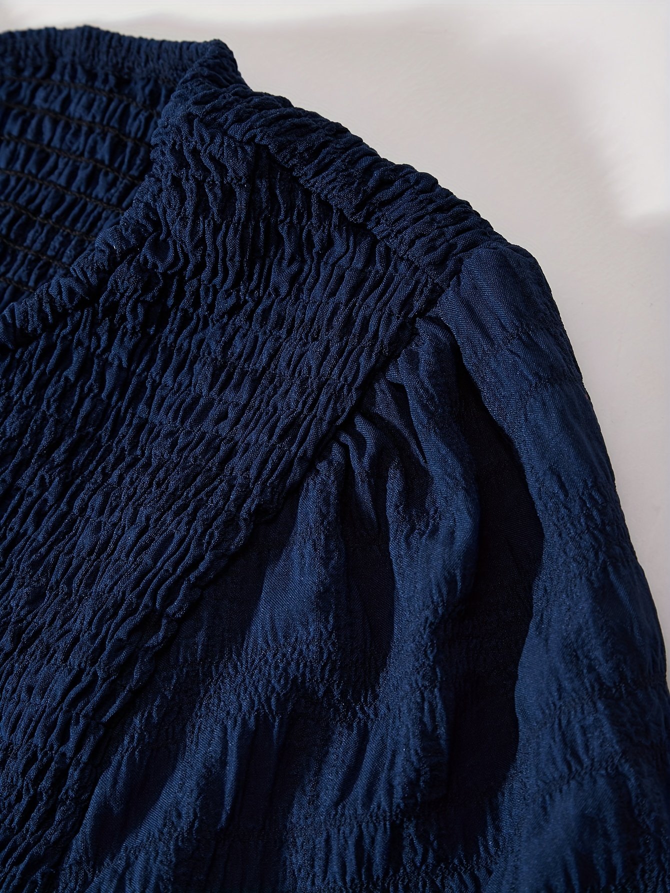 ⁦שמלה אלגנטית בצבע כחול כהה לנשים עם שרוולים קצרים, שרוולים תפוחים ומחוך מקושט - חצאית מתרחבת, ניתן לכביסה במכונה, חלק עליון צמוד ומכפלת מתרחבת, לאביב קיץ סתיו, לבוש קז'ואל עד חצי רשמי, אופנה עונתית, גזרה מחדדת⁩ – תמונה ⁦3⁩