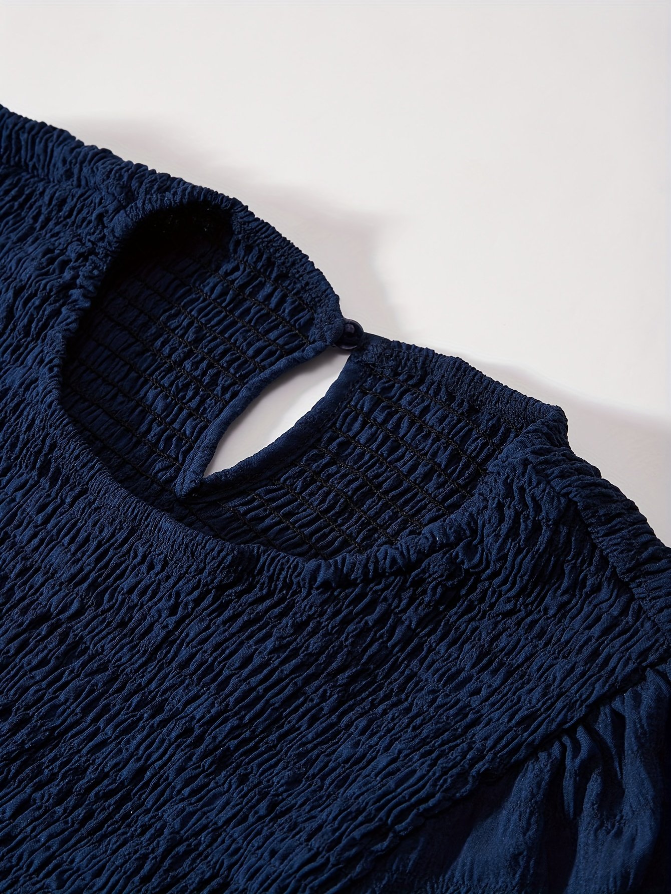 ⁦שמלה אלגנטית בצבע כחול כהה לנשים עם שרוולים קצרים, שרוולים תפוחים ומחוך מקושט - חצאית מתרחבת, ניתן לכביסה במכונה, חלק עליון צמוד ומכפלת מתרחבת, לאביב קיץ סתיו, לבוש קז'ואל עד חצי רשמי, אופנה עונתית, גזרה מחדדת⁩ – תמונה ⁦4⁩