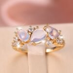 טבעת וינטג' בוהמית לנשים עם שלוש אבנים, אבן ירח סינתטית לבנה וקריסטלים, תכשיטים אלגנטיים בציפוי זהב לחתונות, יום האם, מתנת ולנטיין, לבוש יומיומי, אביזר חתונה | נגיעות נוצצות | אומנות איכותית