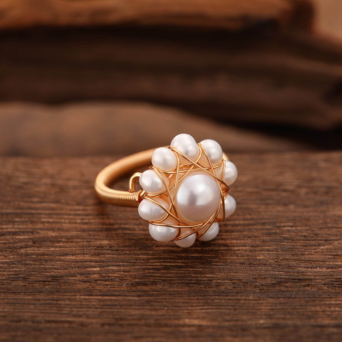 טבעת פרחונית אחת לאישה עם פניני מים מתוקים טבעיות - טבעת פתוחה מתכווננת, תכשיטי פרחים אלגנטיים לחתונה, כלה, יומיומי - טבעת חמניות חרוזים בעבודת יד עם נגיעות פניני מים מתוקים - טבעת נישואין וינטג' ייחודית, אביזרי חתונה – תמונה 3