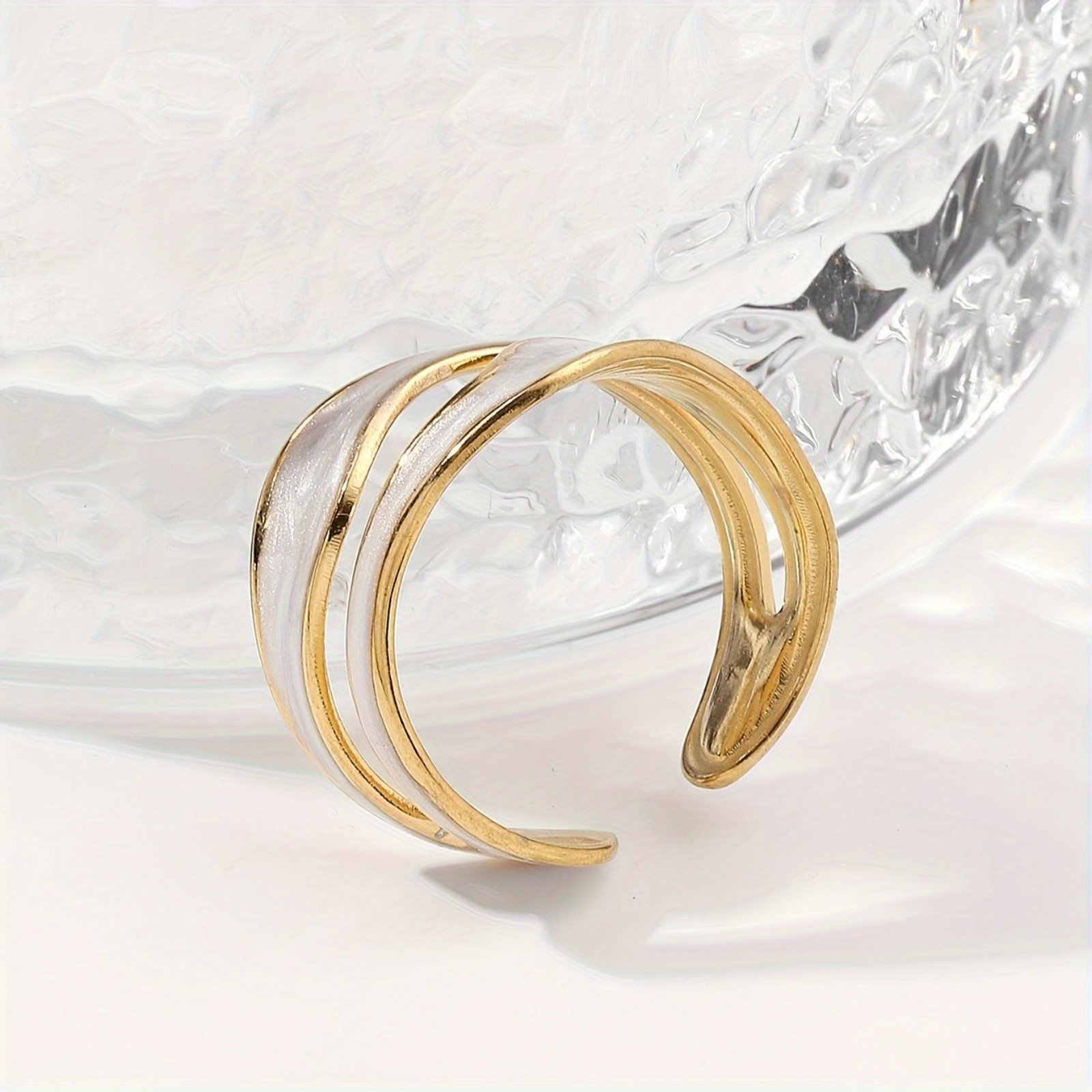 טבעת פתוחה בעיצוב גלים גיאומטרי אלגנטי - מצופה זהב 18 קראט, שרף, אידיאלית ללבוש יומיומי או לאירועים מיוחדים, מתנה מושלמת לחג, אביזר יומיומי | טבעת מינימליסטית מודרנית | טבעת מצופה זהב - Image 5