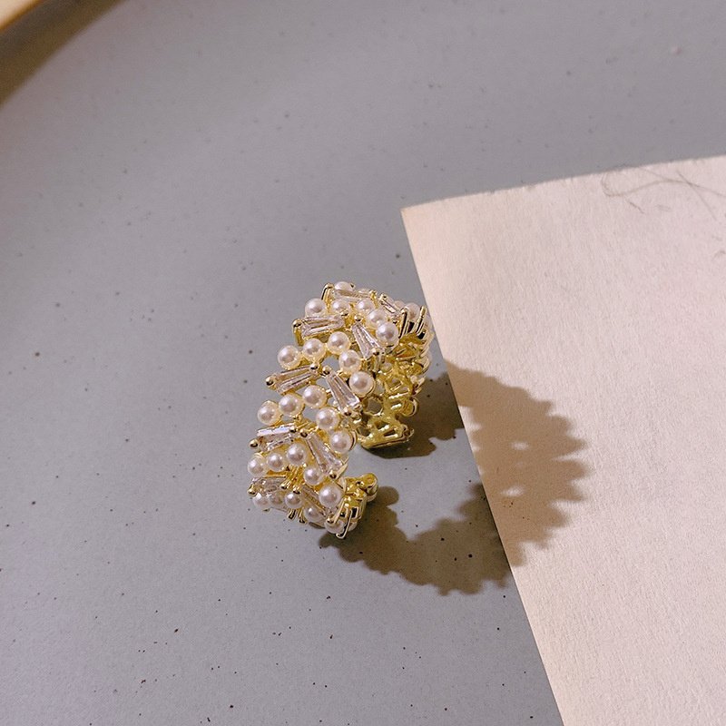 ⁦טבעת אינדקס עיצוב נישה לאישה בסגנון רוח קרה בדרגה גבוהה עם פתיחת עלי זירקוניה⁩ – תמונה ⁦5⁩