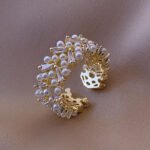 טבעת אינדקס עיצוב נישה לאישה בסגנון רוח קרה בדרגה גבוהה עם פתיחת עלי זירקוניה