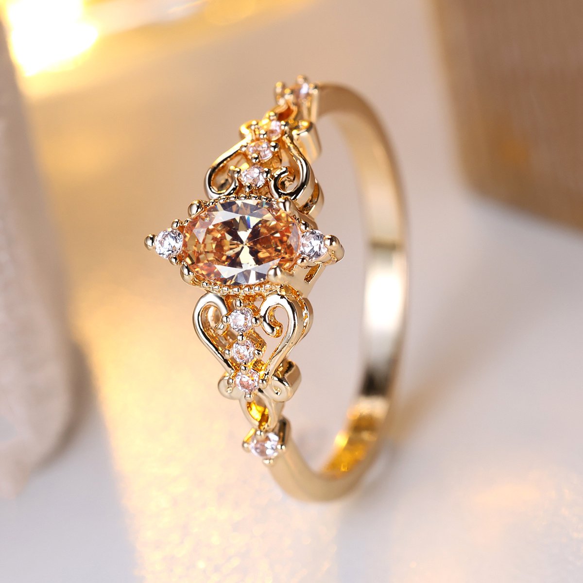טבעת אירוסין אלגנטית אחת עם זירקוניה סינתטית אובלית בהשראת וינטג' לנשים - מצופה זהב KC, טבעת נחושת עם נגיעות ורודות, מושלמת לחתונות ואירועים רשמיים, תכשיטי חתונה – תמונה 6
