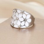 טבעת אמייל בעבודת יד לנשים טבעת פורצלן חיקוי פרחים לבנים אלגנטית עם אמייל מצופה חרסינה תכשיטי מסיבת חתונה