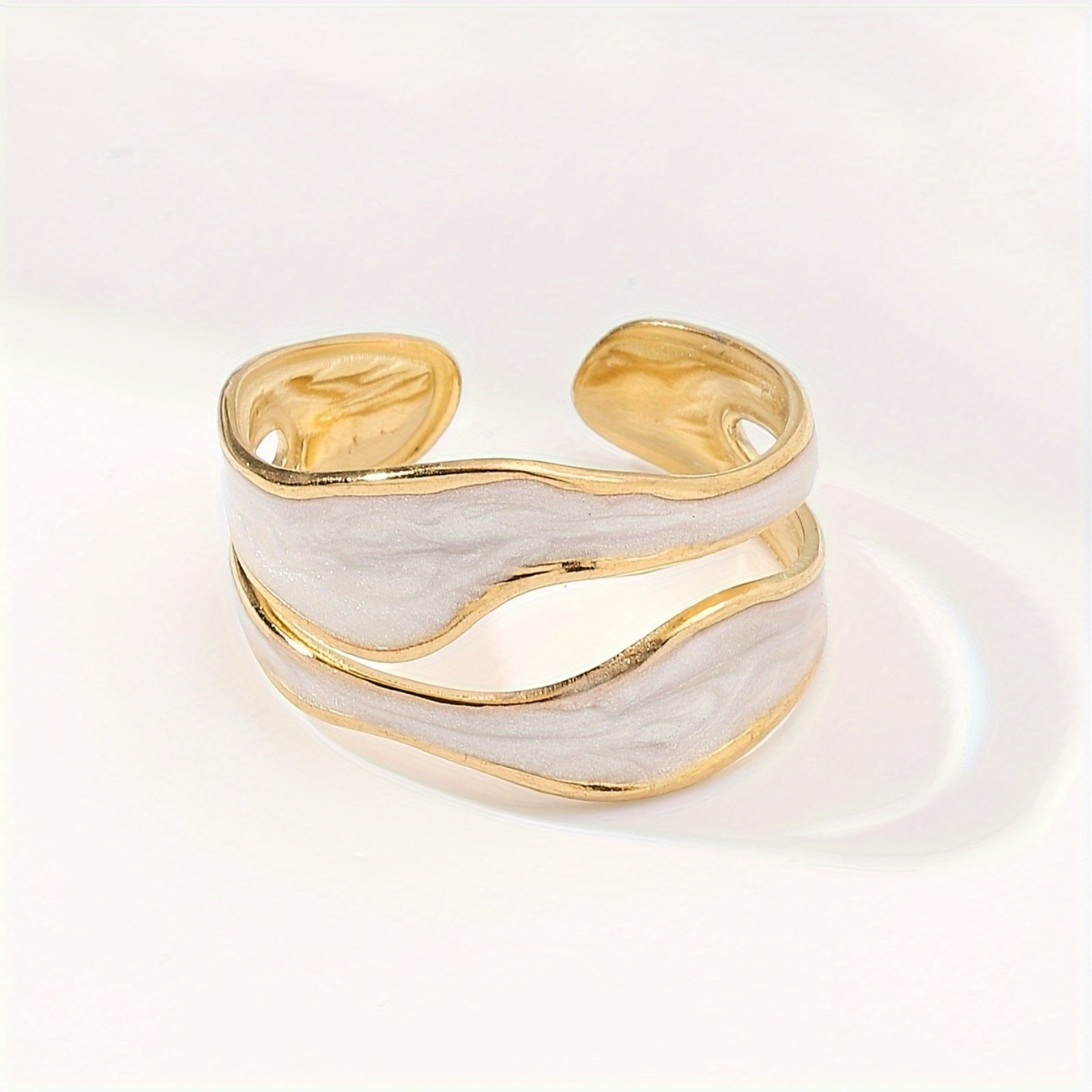 טבעת פתוחה בעיצוב גלים גיאומטרי אלגנטי - מצופה זהב 18 קראט, שרף, אידיאלית ללבוש יומיומי או לאירועים מיוחדים, מתנה מושלמת לחג, אביזר יומיומי | טבעת מינימליסטית מודרנית | טבעת מצופה זהב - Image 2