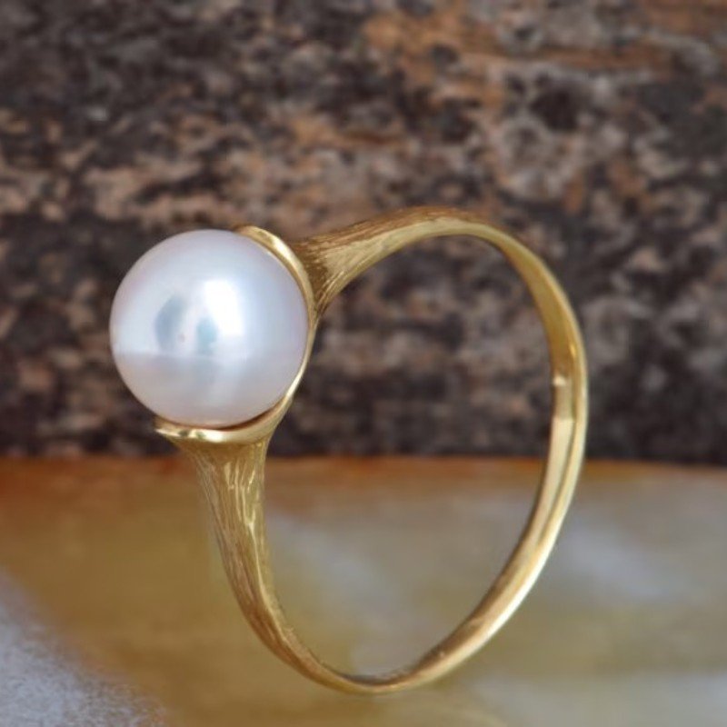 טבעת וינטג' אלגנטית לנשים עם פנינה מלאכותית בגוון זהוב - אידיאלית להצעות נישואין, אירוסין ומתנות ליום נישואין, ללבוש לכל עונה, טבעת להצעת נישואין | עיצוב טבעת וינטג' | גימור זהב, תכשיטי פנינים