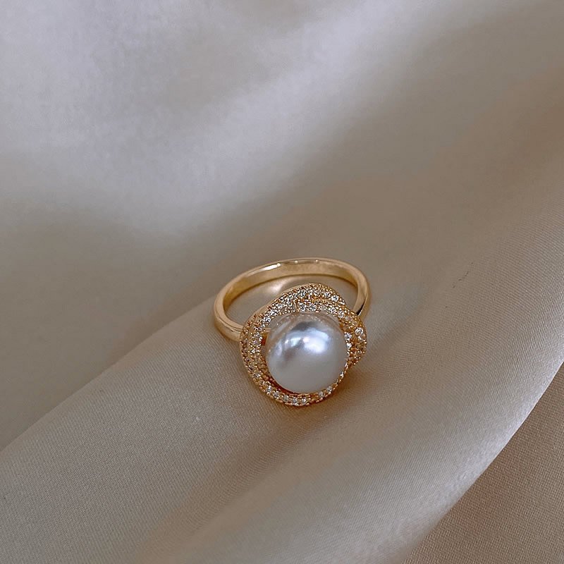 נוחות יומיומית, טבעת אלגנטית בגוון זהוב בהשראה צרפתית עם פנינה סינתטית וזרקוניה מעוקבת, עיצוב מערבולת מתכוונן - מושלם לחתונות ומתנות – תמונה 6