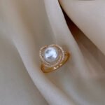 נוחות יומיומית, טבעת אלגנטית בגוון זהוב בהשראה צרפתית עם פנינה סינתטית וזרקוניה מעוקבת, עיצוב מערבולת מתכוונן - מושלם לחתונות ומתנות