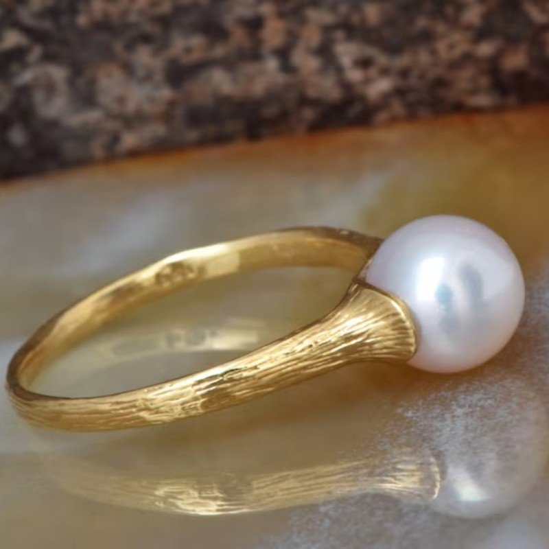 טבעת וינטג' אלגנטית לנשים עם פנינה מלאכותית בגוון זהוב - אידיאלית להצעות נישואין, אירוסין ומתנות ליום נישואין, ללבוש לכל עונה, טבעת להצעת נישואין | עיצוב טבעת וינטג' | גימור זהב, תכשיטי פנינים – תמונה 3