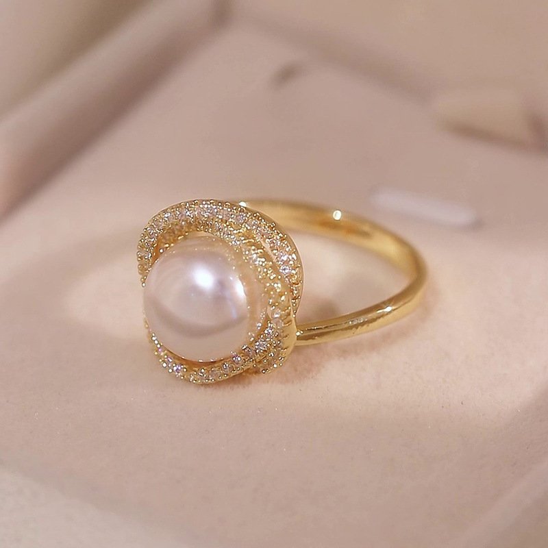 נוחות יומיומית, טבעת אלגנטית בגוון זהוב בהשראה צרפתית עם פנינה סינתטית וזרקוניה מעוקבת, עיצוב מערבולת מתכוונן - מושלם לחתונות ומתנות – תמונה 3