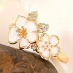 טבעת אמייל פרחונית אלגנטית וינטג' עם אבני זירקוניה סינתטיות, תכשיטי אבן לידה בציפוי זהב של KC לנשים - מתנת יום ולנטיין, לבוש יומיומי ואירועים מיוחדים, תכשיטי ולנטיין, אביזר לאירוע, קסם מתוחכם, אומנות עדינה